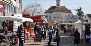 Besucher schlendern über den Sindelfinger Krämermarkt zwischen Ständen und Verkaufswagen. Im September beim Glaspalast.